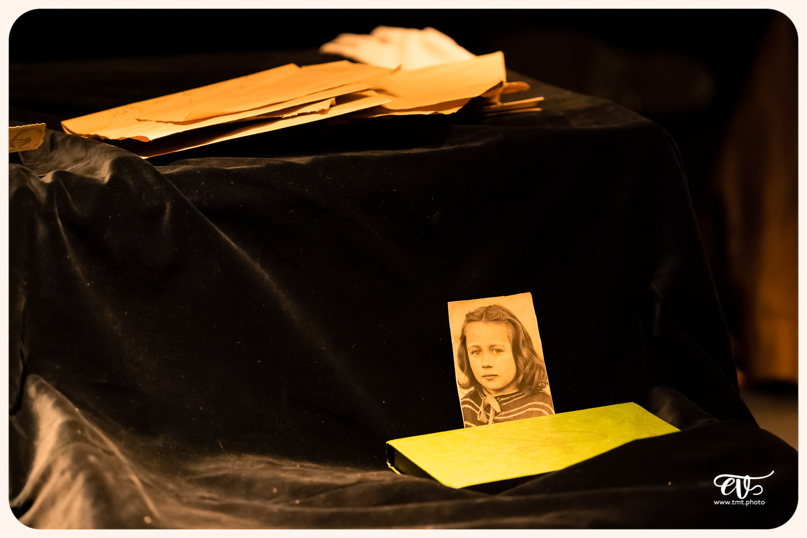 LA MESNIE H. - UN JOUR D'ÉTÉ